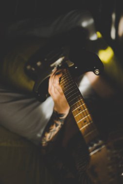 Evde gitar çalan adam.