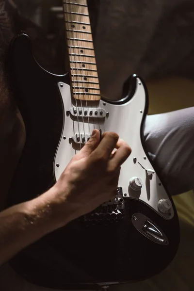 Homem tocando guitarra em casa — Fotografia de Stock