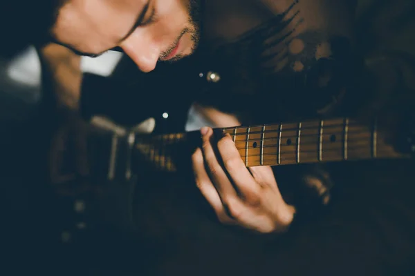 Homem tocando guitarra em casa — Fotografia de Stock