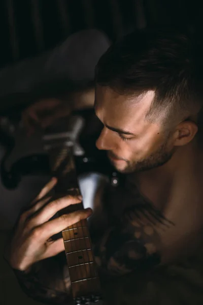 Homem tocando guitarra em casa — Fotografia de Stock