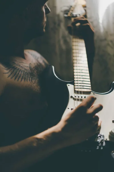 Чоловік грає на гітарі вдома — стокове фото