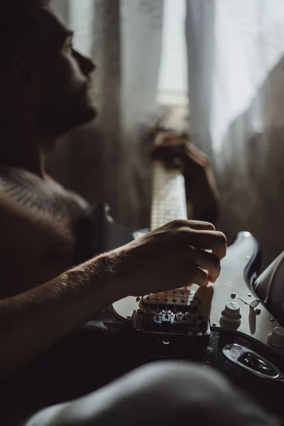 Homem tocando guitarra em casa — Fotografia de Stock