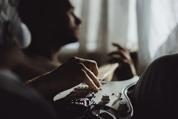 Homem tocando guitarra em casa — Fotografia de Stock