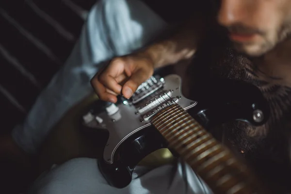 Homme jouant de la guitare à la maison — Photo