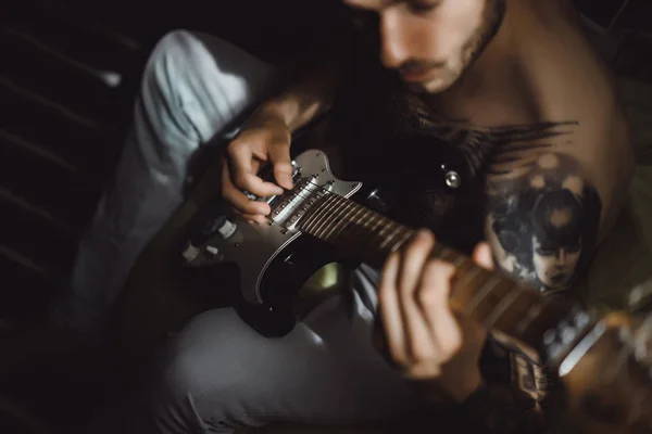 Homme jouant de la guitare à la maison — Photo