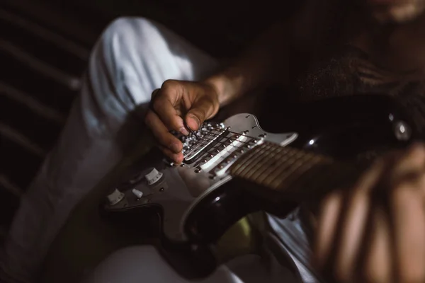 Uomo che suona la chitarra a casa — Foto Stock