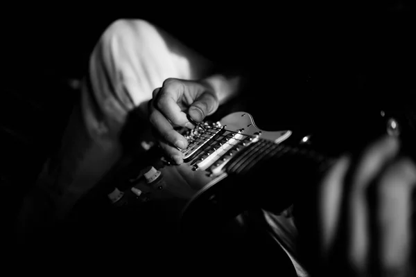 Man spelar gitarr hemma — Stockfoto