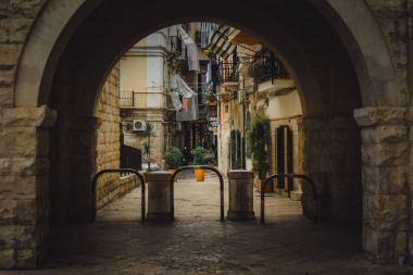 eski cepheler ile boş dar sokak