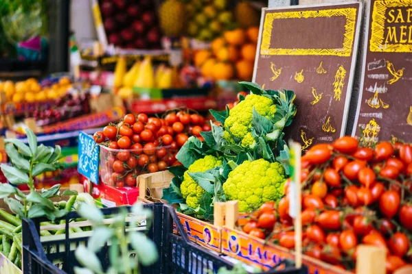 Çeşitli meyve ve sebze kutuları