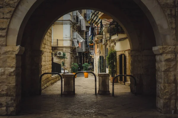 eski cepheler ile boş dar sokak