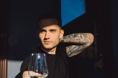 Şarap kadehi ile yakışıklı adam