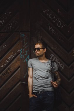 Adam ahşap duvara yaslanmış