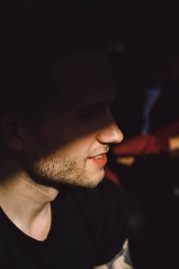 yakışıklı bir adam uzakta arıyorsunuz