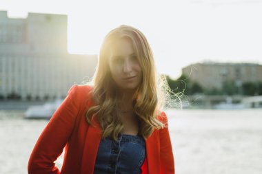 günbatımı zaman açık kırmızı ceketli sarışın genç kadın