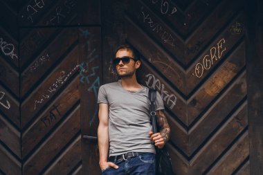 Adam ahşap duvara yaslanmış