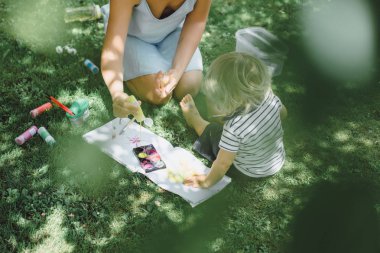 sevimli sarışın çocuk anne yeşil çim açık tarih ile