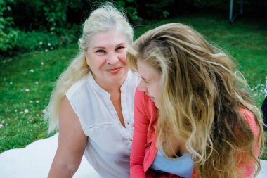 İki sarışın kadınlar üzerinde yeşil çim açık