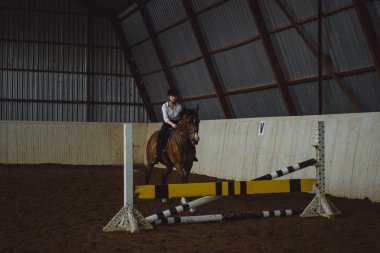 At Binme kıyafeti kız 