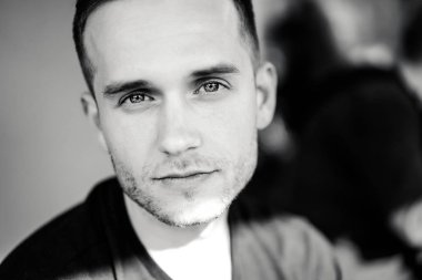 Yakışıklı genç adam.