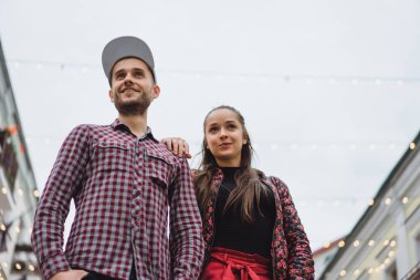 Sokakta poz şık genç Çift