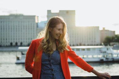 günbatımı zaman açık kırmızı ceketli sarışın genç kadın