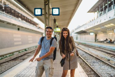 Genç mutlu çift tren istasyonunda dans portresi
