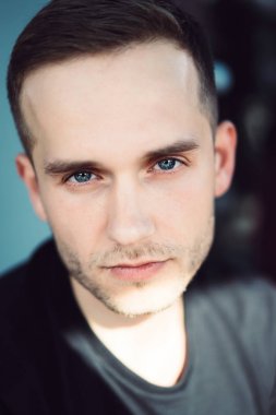 Yakışıklı genç adam.