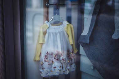 şirin çocuk elbise odasında asılı