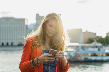 Telefonunuzun ve açık kırmızı ceketli sarışın genç kadın