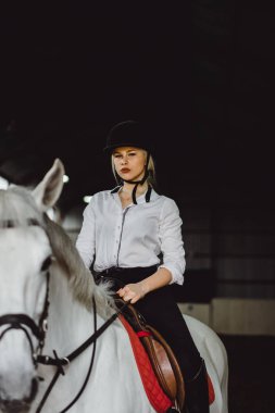 Sırtında oturan kız 