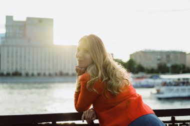 günbatımı zaman açık kırmızı ceketli sarışın genç kadın