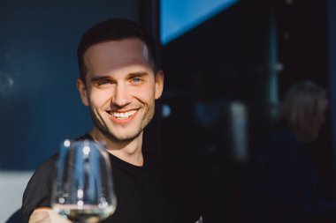 Şarap kadehi ile gülümseyen adam