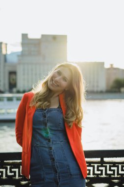 Kameraya gülümseyen kadın