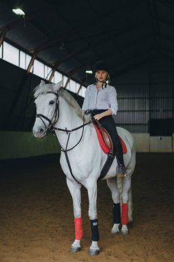 Sırtında oturan kız 