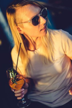 Kadın kokteyl içiyor.