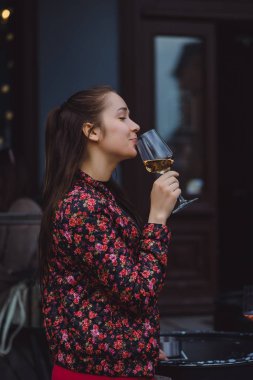 Şarap içen genç bayan.