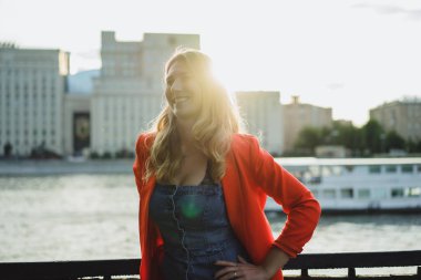 günbatımı zaman açık kırmızı ceketli sarışın genç kadın