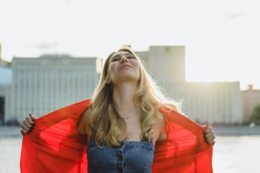 açık kırmızı ceketli sarışın genç kadın