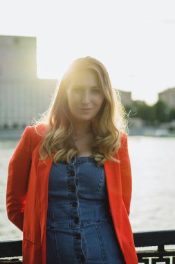 Kameraya gülümseyen kadın