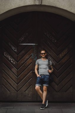 Adam ahşap duvara yaslanmış