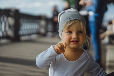sevimli sarışın çocuk açık mavi giysili