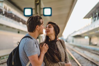 tren istasyonunda güzel Çift