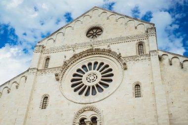 Eski beyaz bina dış