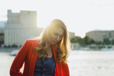 günbatımı zaman açık kırmızı ceketli sarışın genç kadın