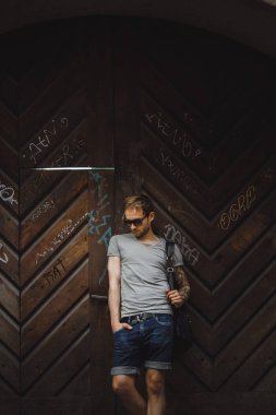 Adam ahşap duvara yaslanmış