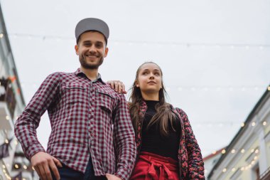 Sokakta poz şık genç Çift