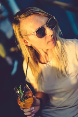 Kadın kokteyl içiyor.