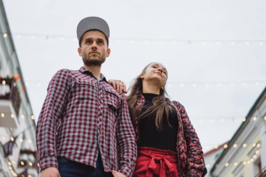 Sokakta poz şık genç Çift