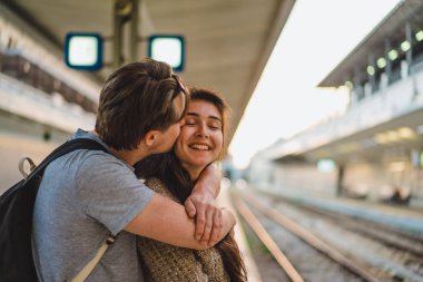 Tren istasyonunda sarılma Çift