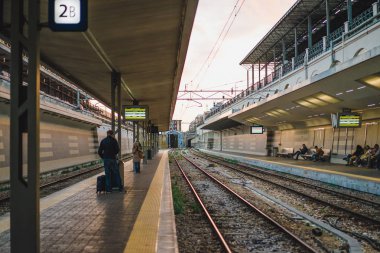 insanlar, bulutlu gün tren istasyonunda